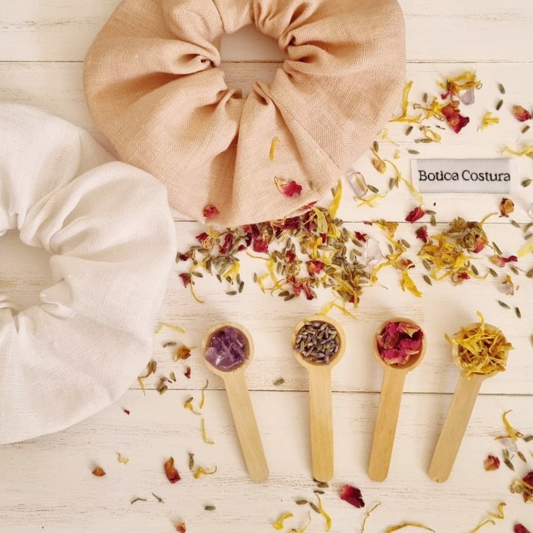 Paquete de Scrunchies Relajantes de lino teñido naturalmente con cáscaras de aguacate. Entrega o envío a todo Costa Rica. - Lupita and Prudence Costa Rica